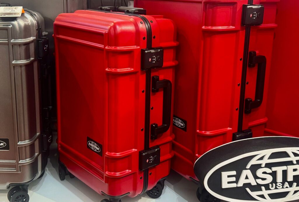 Eastpak Resist’r Rosso: il trolley resistente che si fa notare